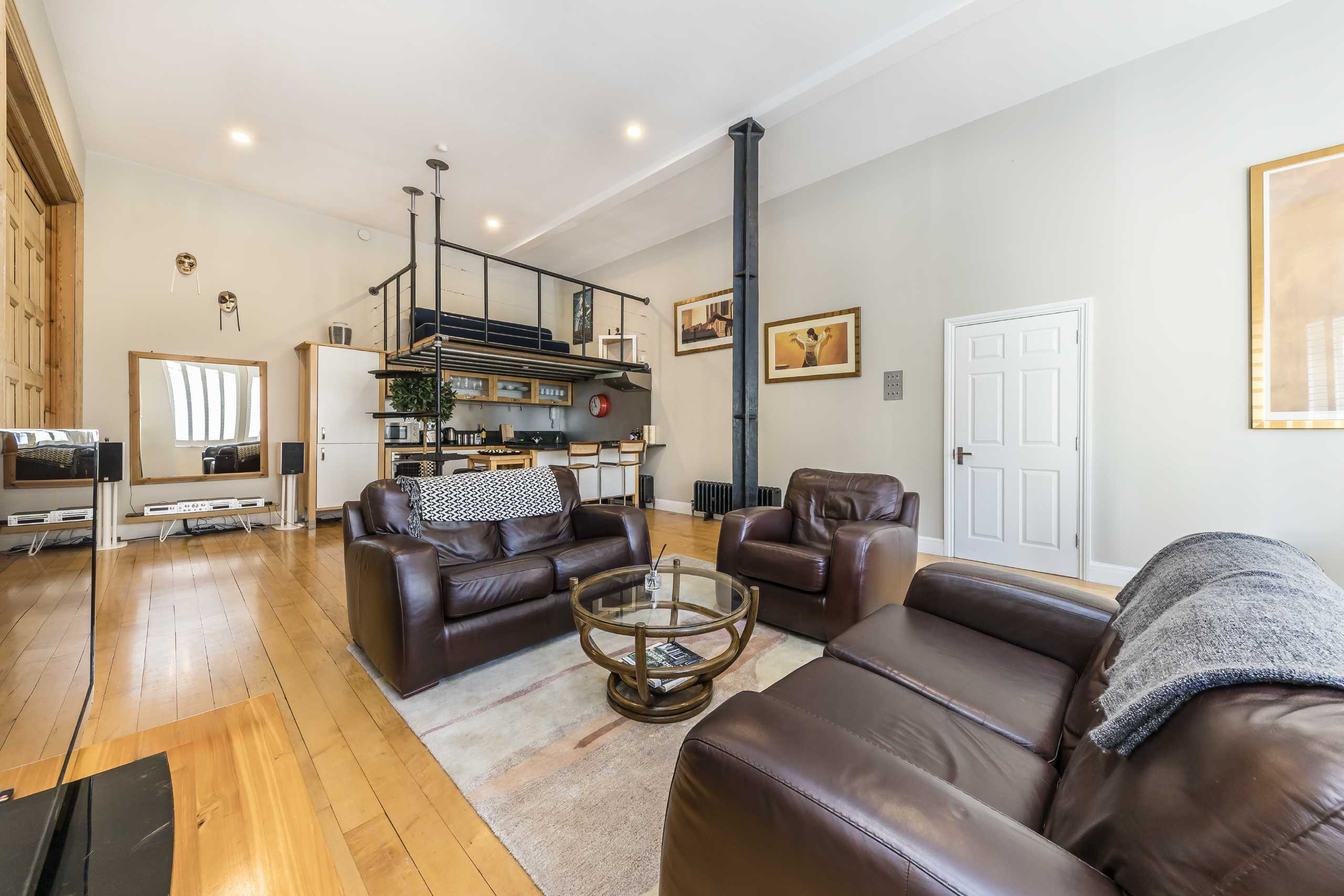 Flat Tooley Street in Greater London