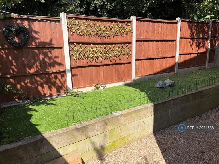 Flat Sloane Close in Enderby