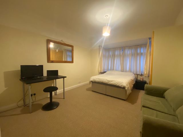 Room Lindfield Road in Greater London