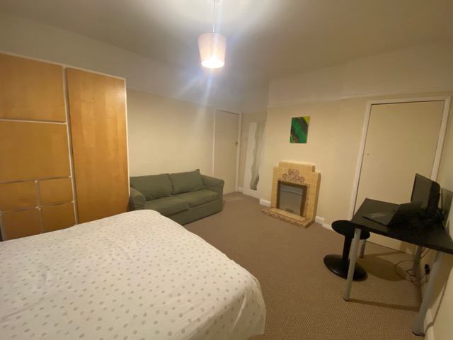 Room Lindfield Road in Greater London