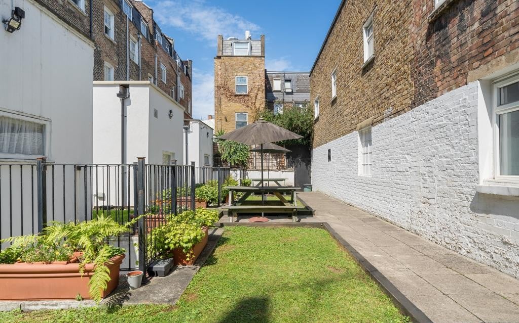 Flat Drummond Street in Greater London