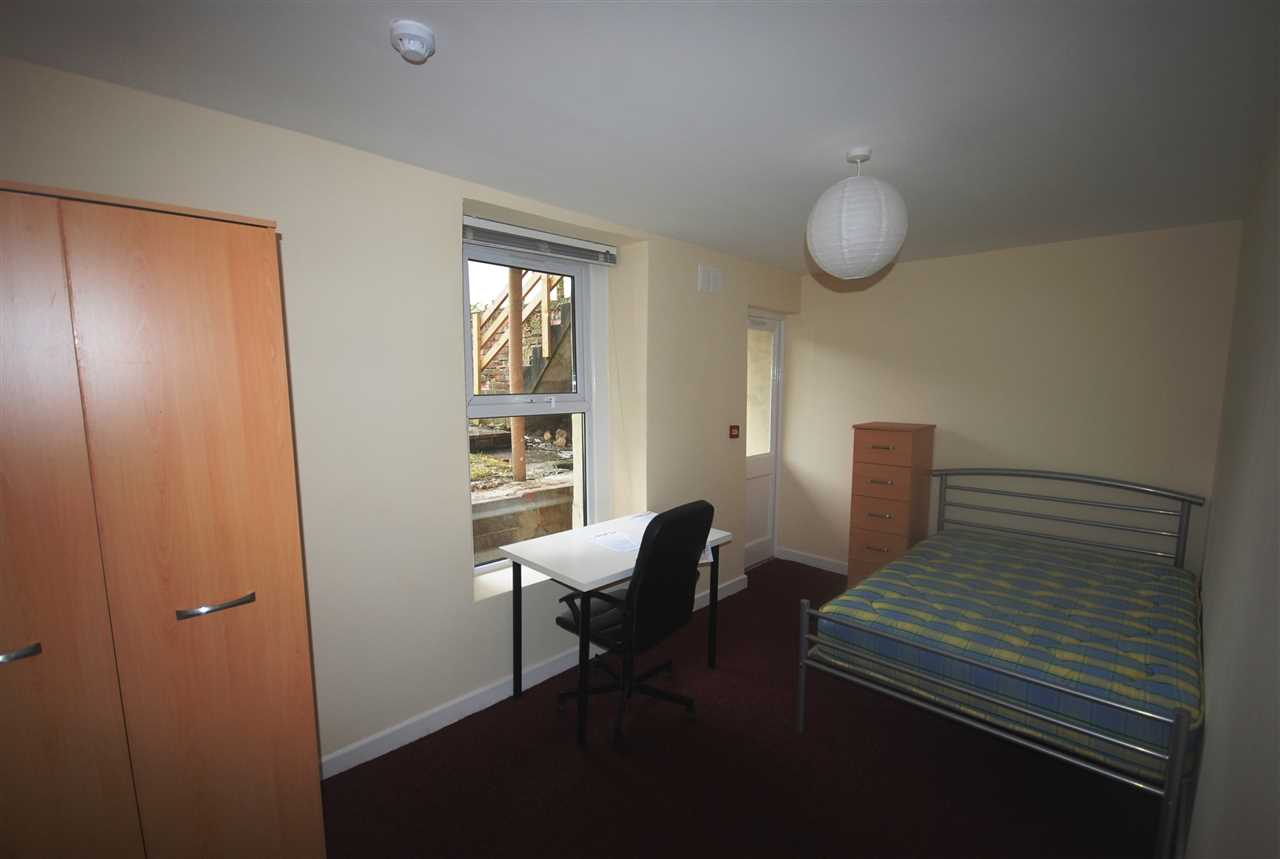 Flat Cotham Gardens in Bristol