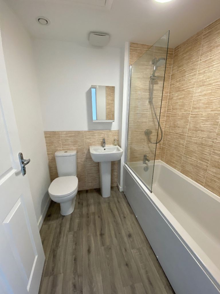 Flat Spinner Terrace in Stonehouse
