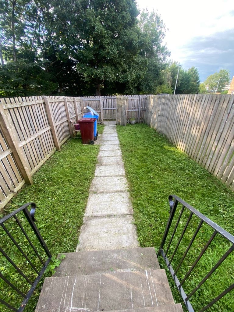 Flat Spinner Terrace in Stonehouse