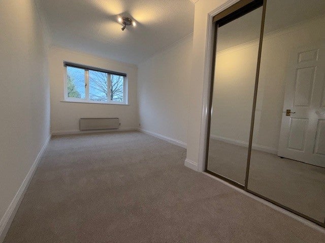 Flat Farington Acres in Elmbridge