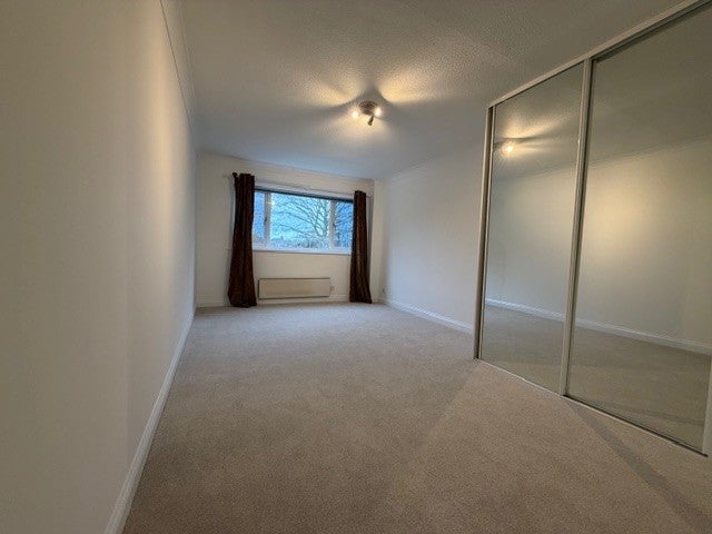 Flat Farington Acres in Elmbridge