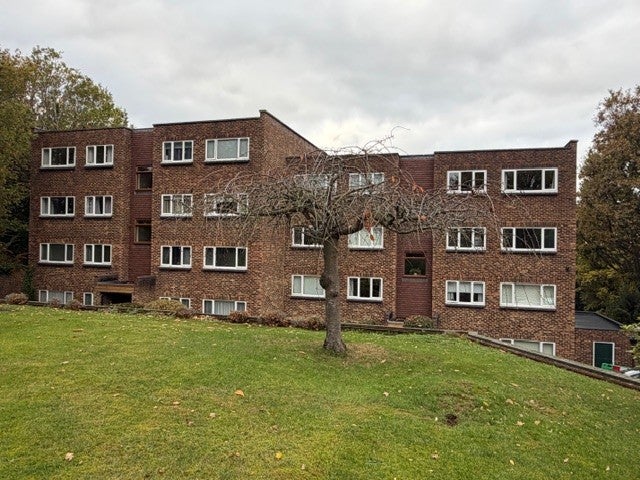 Flat Farington Acres in Elmbridge