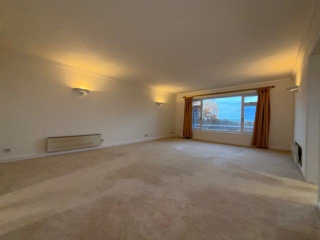 Flat Farington Acres in Elmbridge