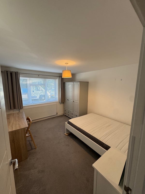Room Bath Road in Maidenhead