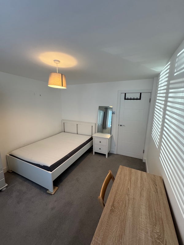 Room Bath Road in Maidenhead
