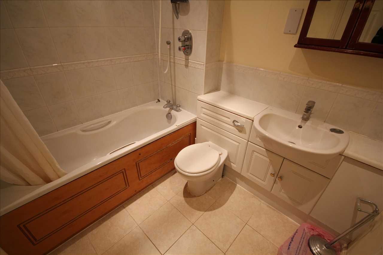 Flat Sheepcote Road in Greater London