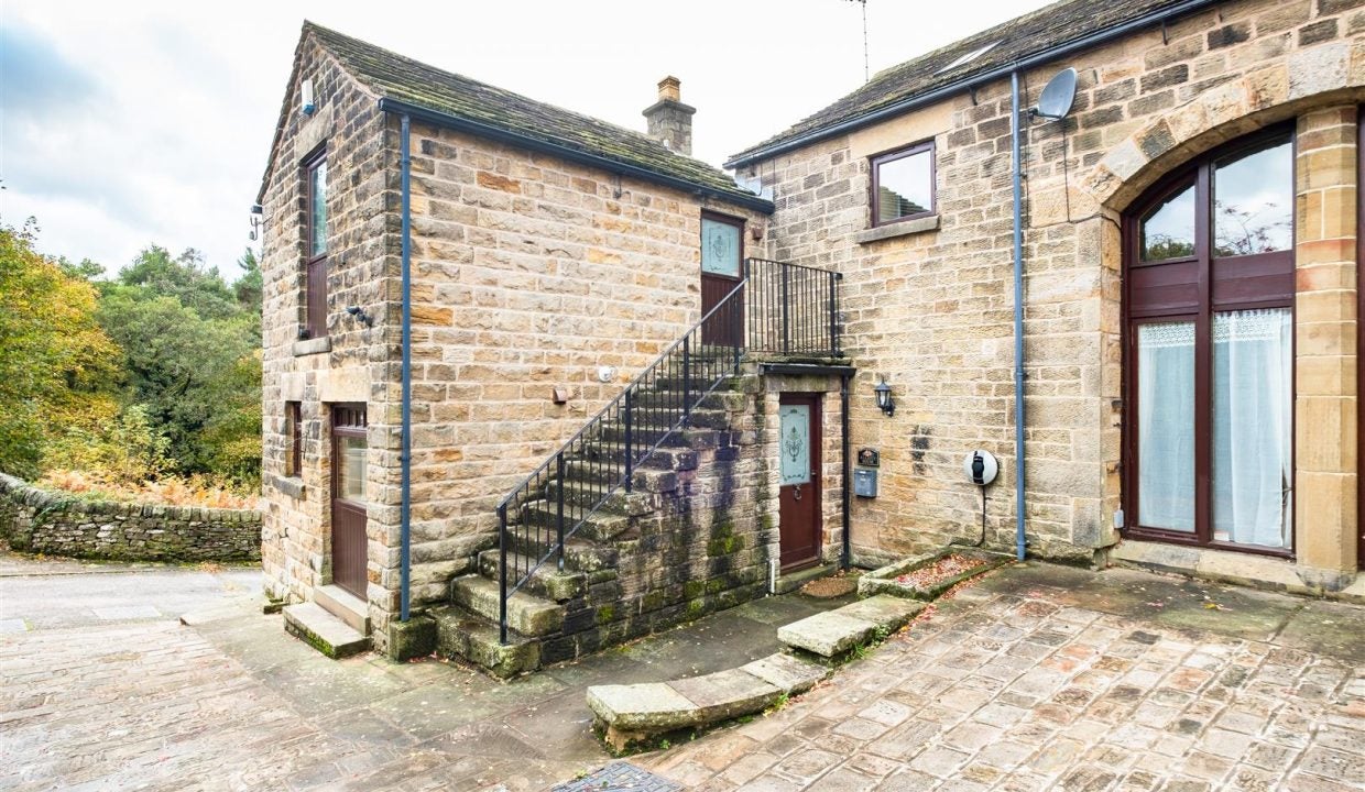 House Smithy Bridge Road in Sheffield