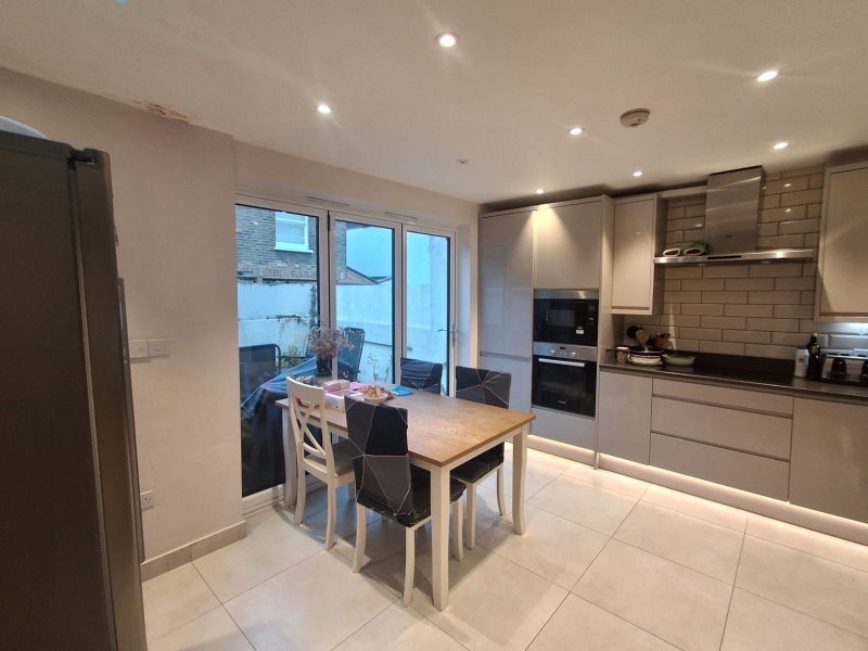 Room Beryl Road in Greater London