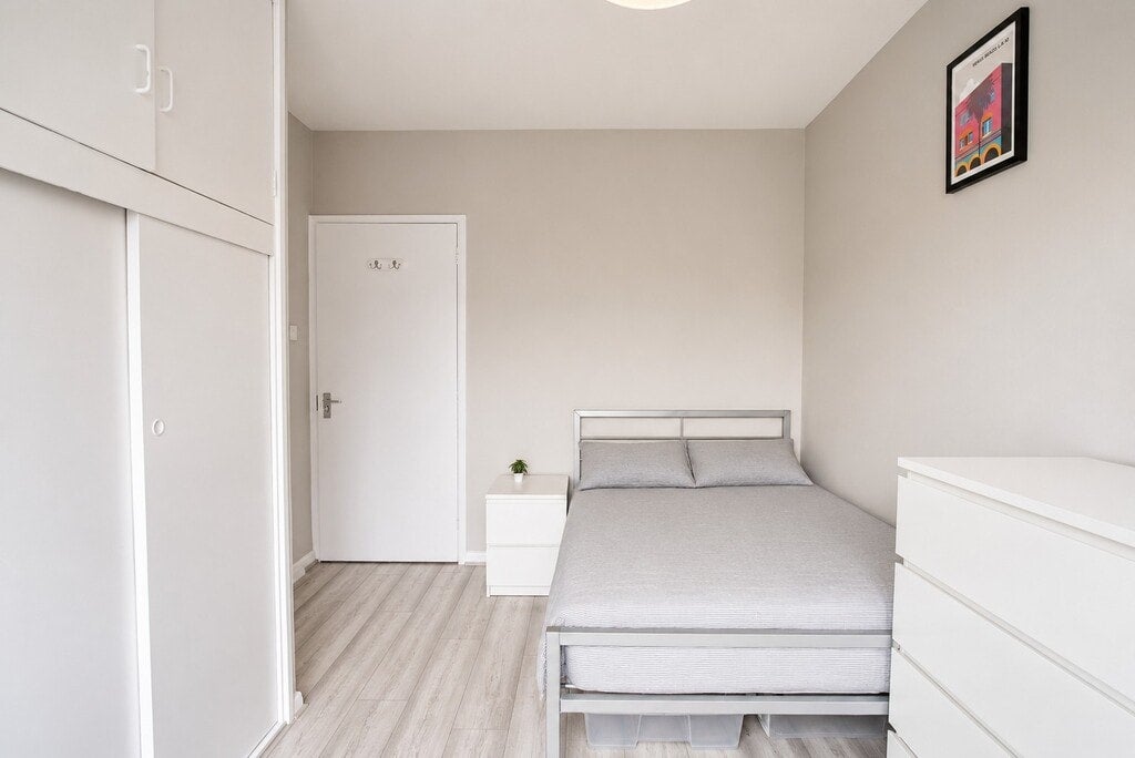 Room Whitton Walk in Greater London