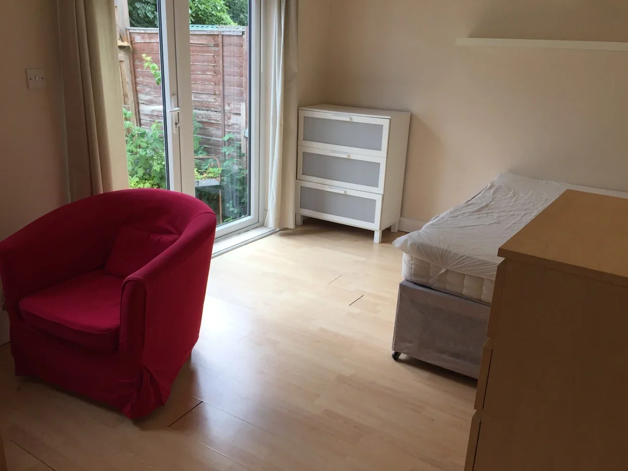 Flat Rosebank Avenue in Greater London