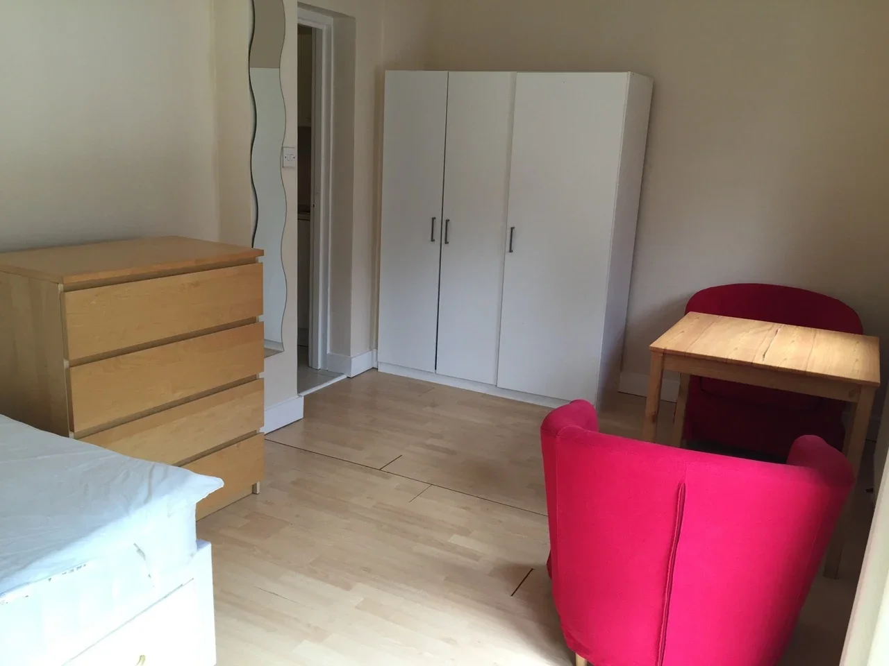 Flat Rosebank Avenue in Greater London