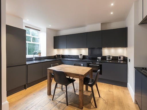 Flat Bramham Gardens in Greater London