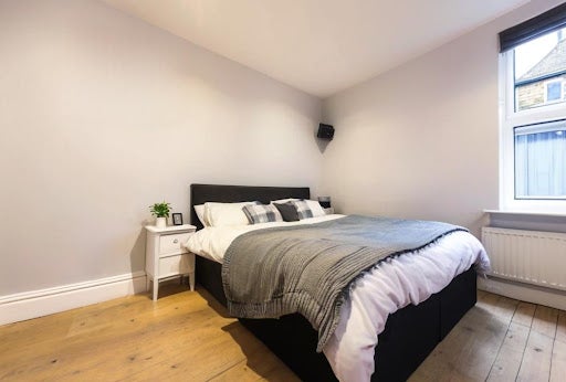 Flat Bramham Gardens in Greater London
