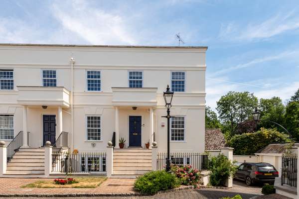 House Beaufort Close in Greater London