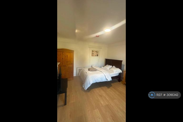 Room New Road Avenue in Chatham