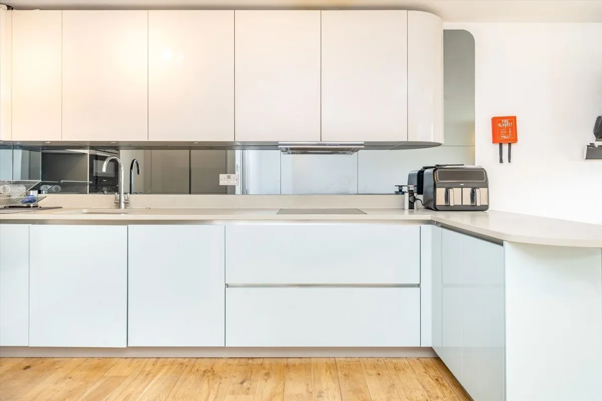Flat Asher Way in Greater London