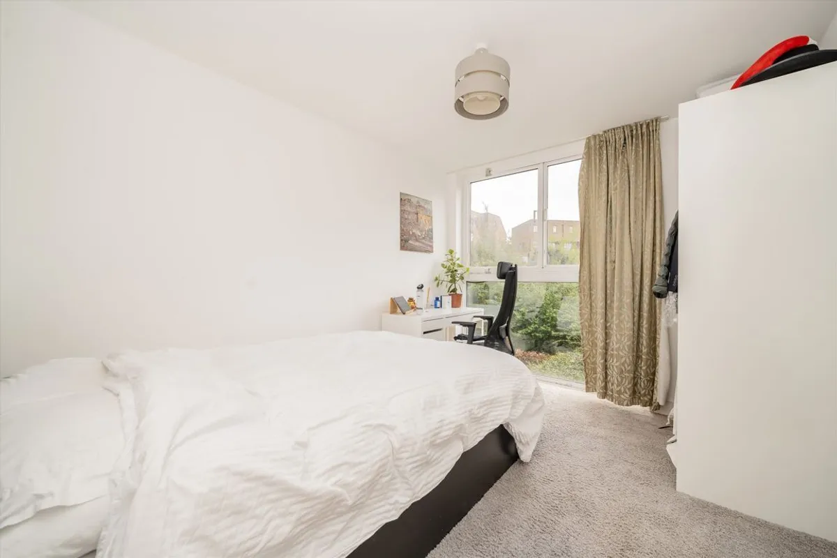 Flat Asher Way in Greater London