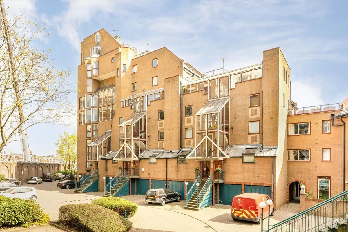 Flat Asher Way in Greater London