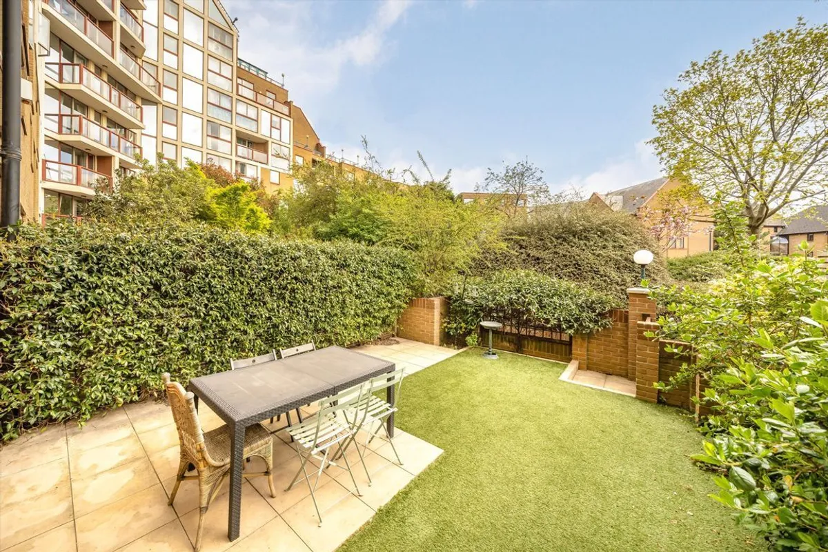 Flat Asher Way in Greater London