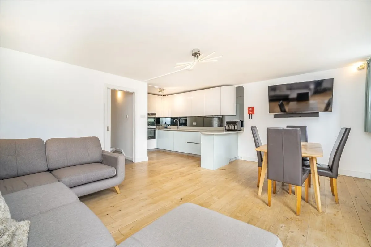 Flat Asher Way in Greater London