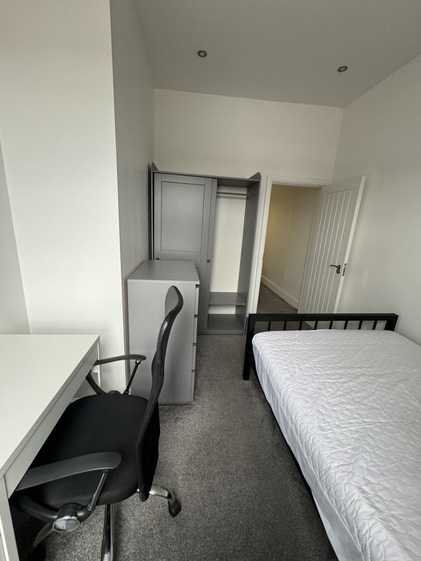 Room Queens Road in Nottingham