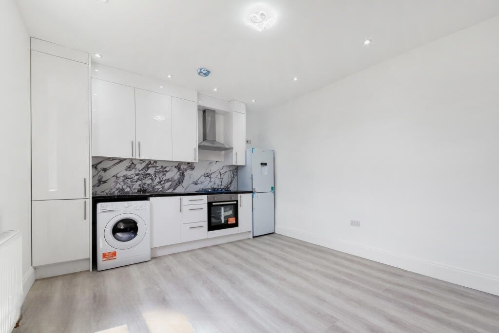 Flat Carshalton Road in Greater London