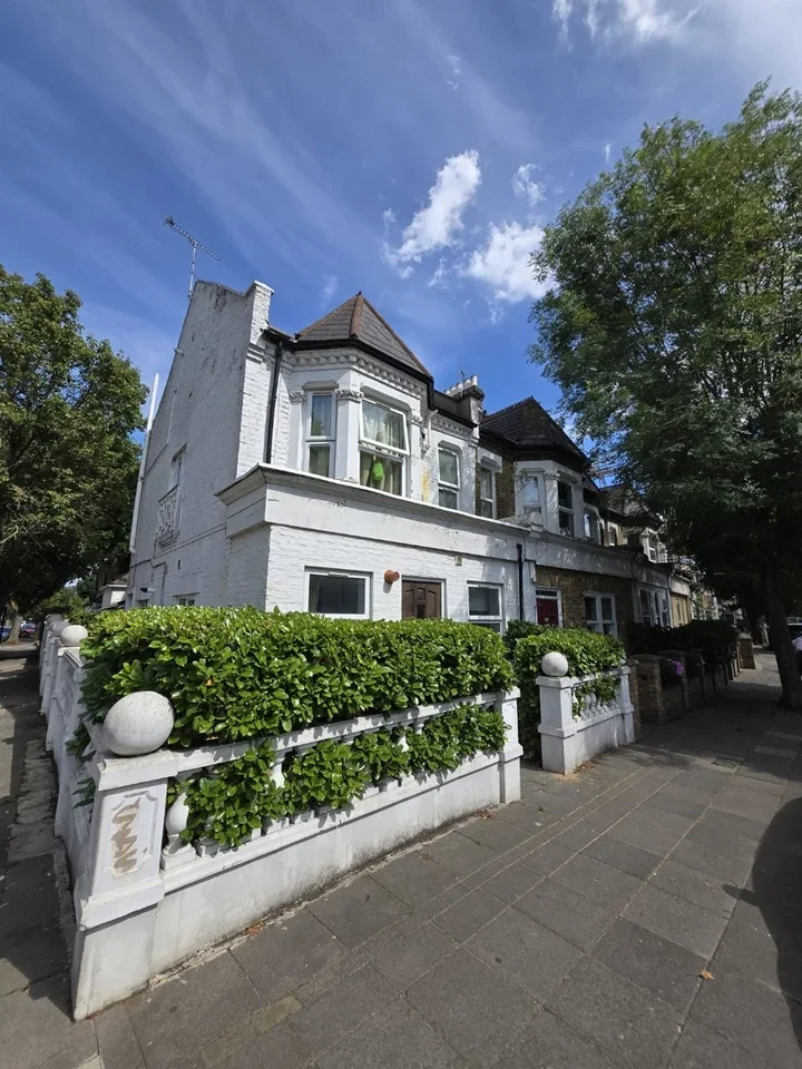 Flat Acton Lane in Greater London