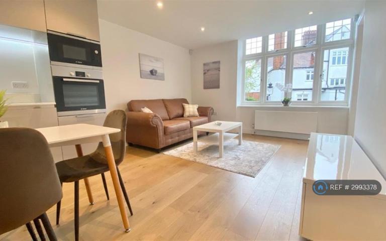 Flat Ardwick Road in Greater London