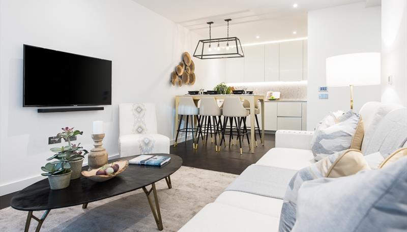 Flat Ponton Road in Greater London