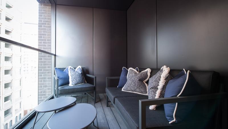 Flat Ponton Road in Greater London