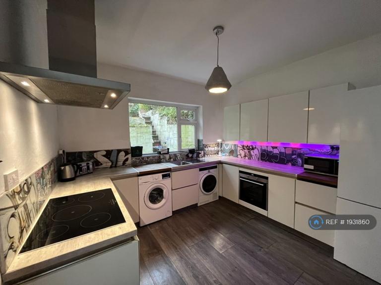Room Beechwood Road in Swansea