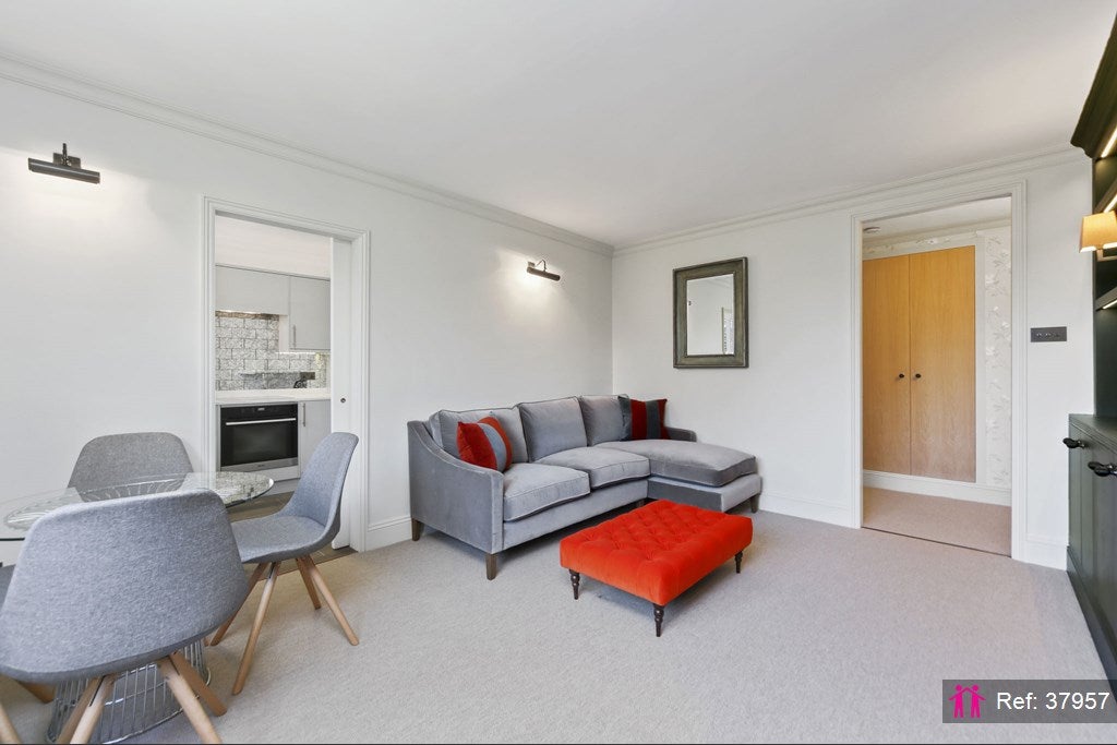 Flat Elm Park Gardens in Greater London