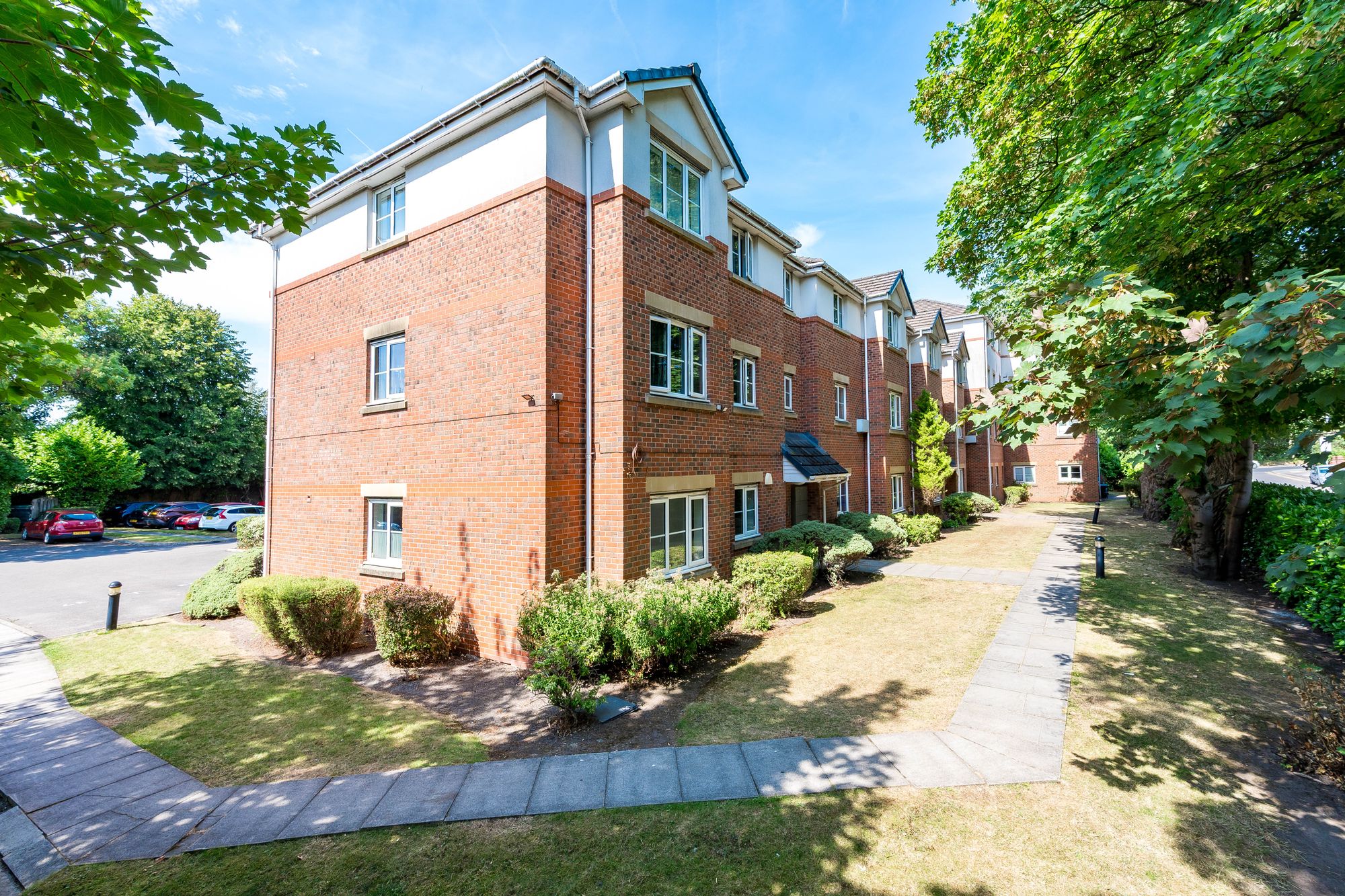 Flat Oaklands Road in Salford