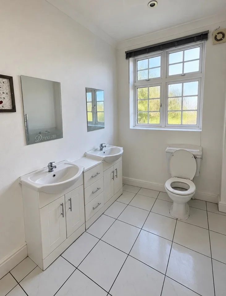 Room Hollywood Lane in Wainscott