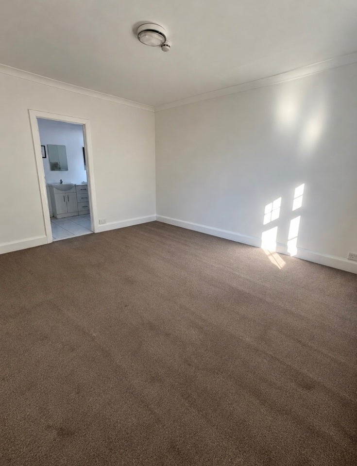 Room Hollywood Lane in Wainscott