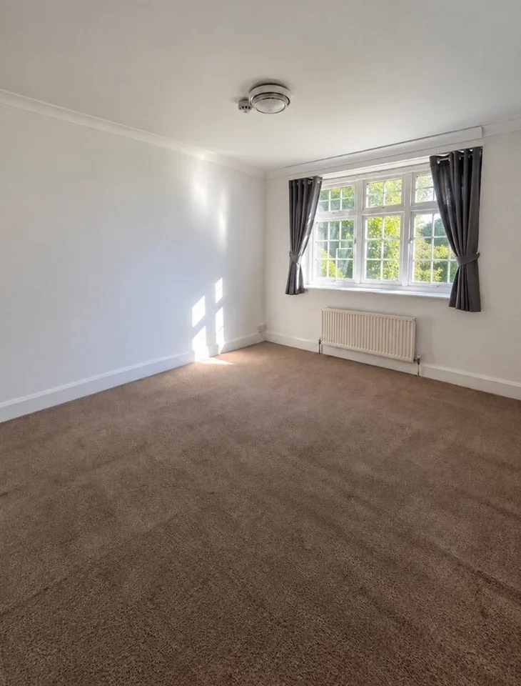 Room Hollywood Lane in Wainscott
