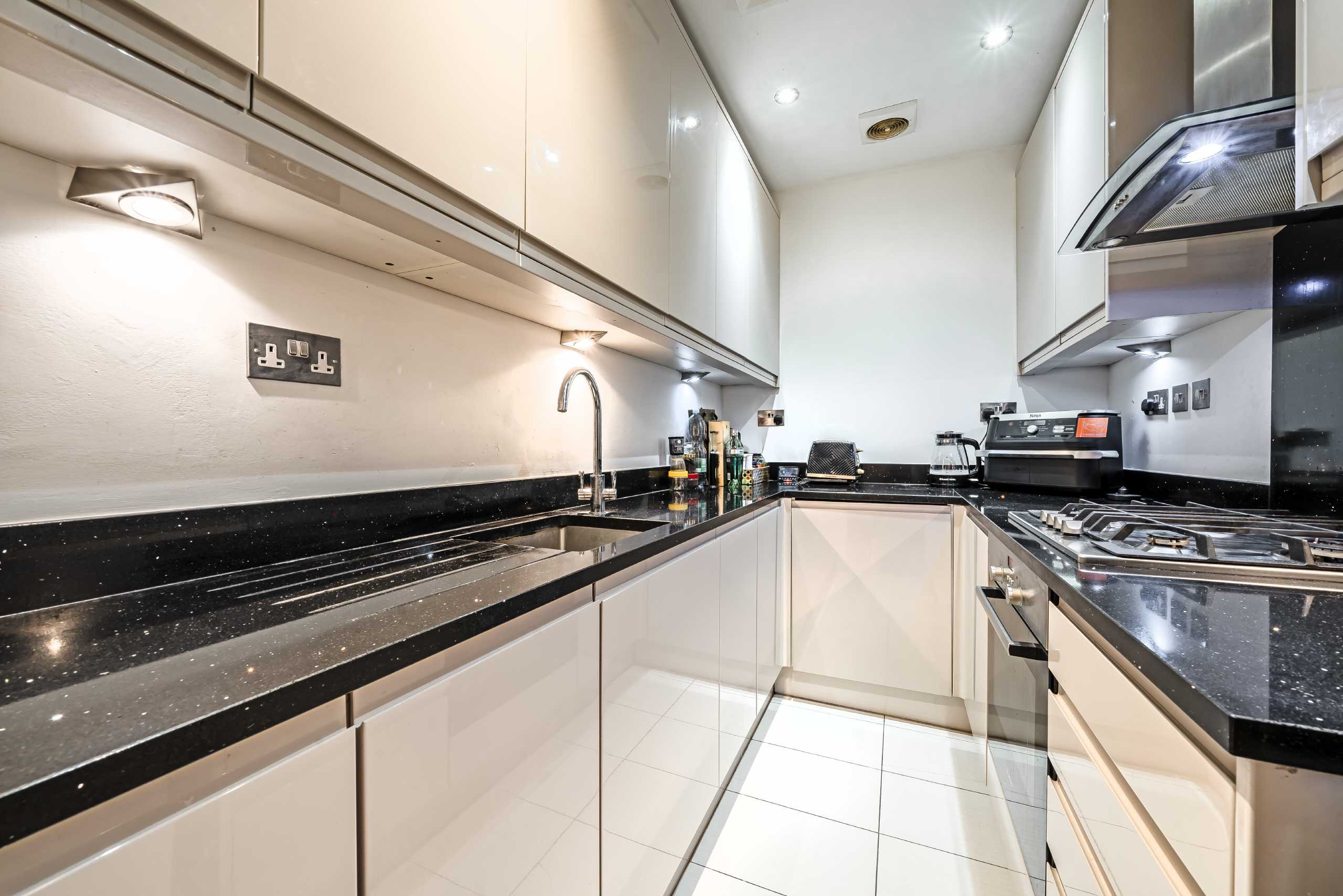 Flat Holland Road in Greater London