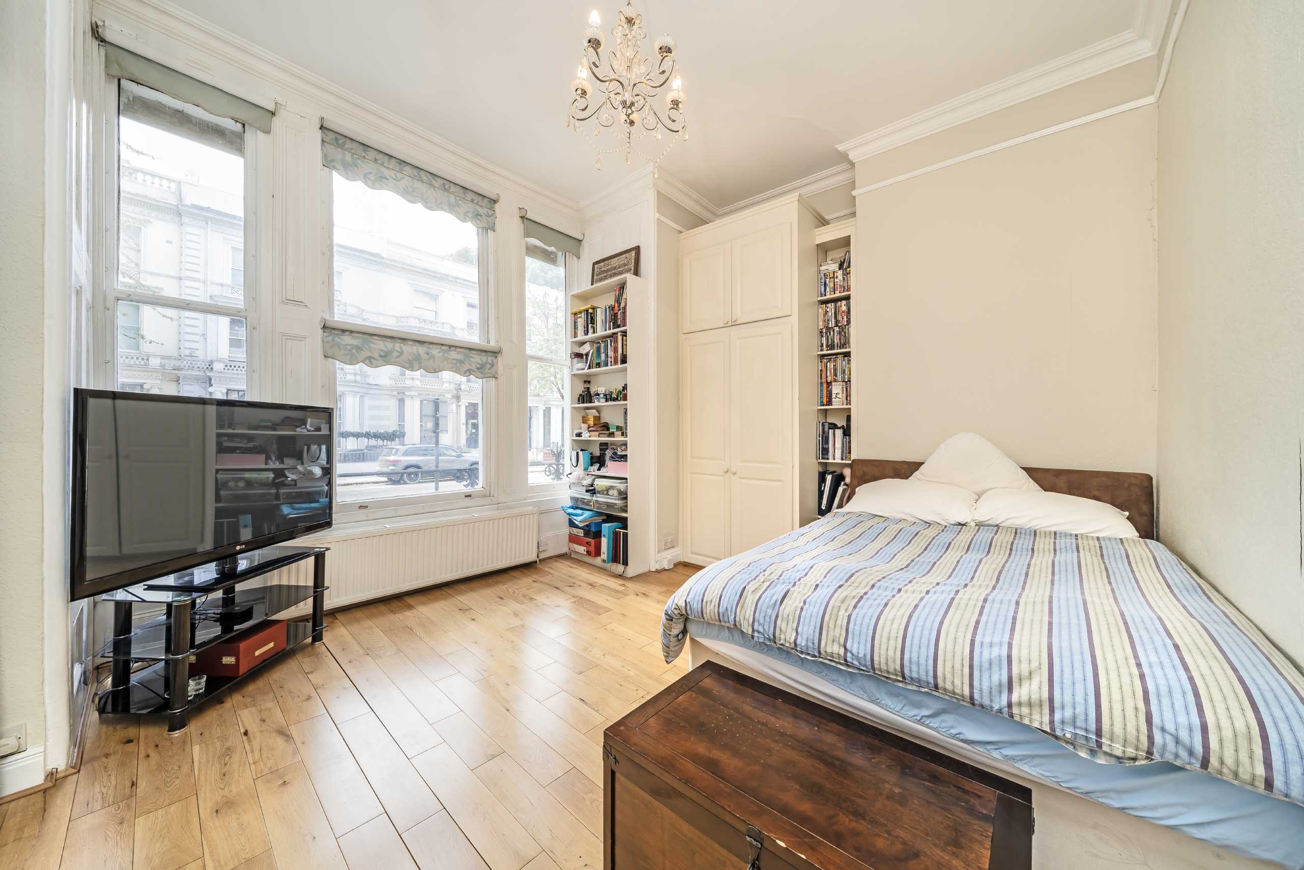 Flat Holland Road in Greater London