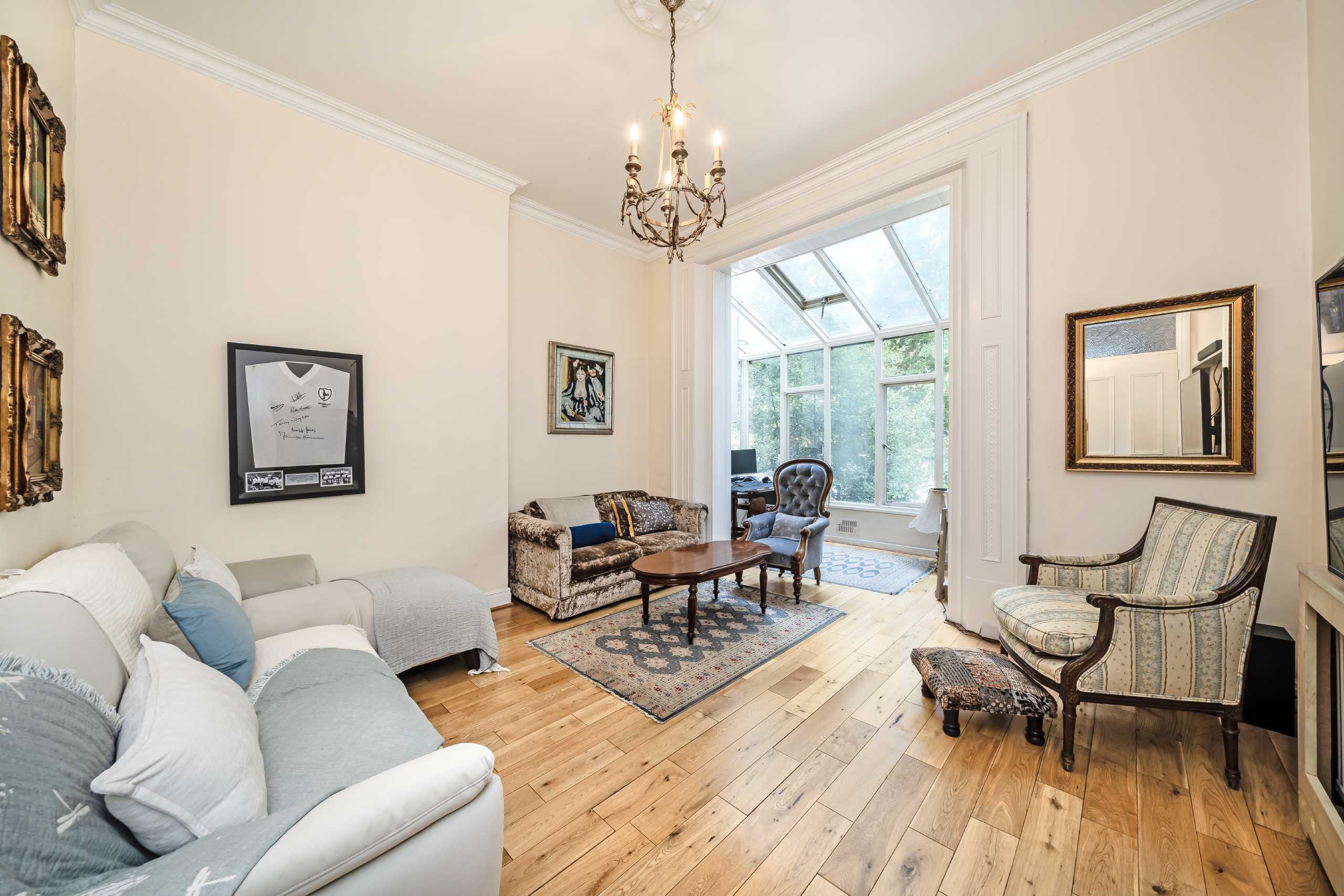 Flat Holland Road in Greater London
