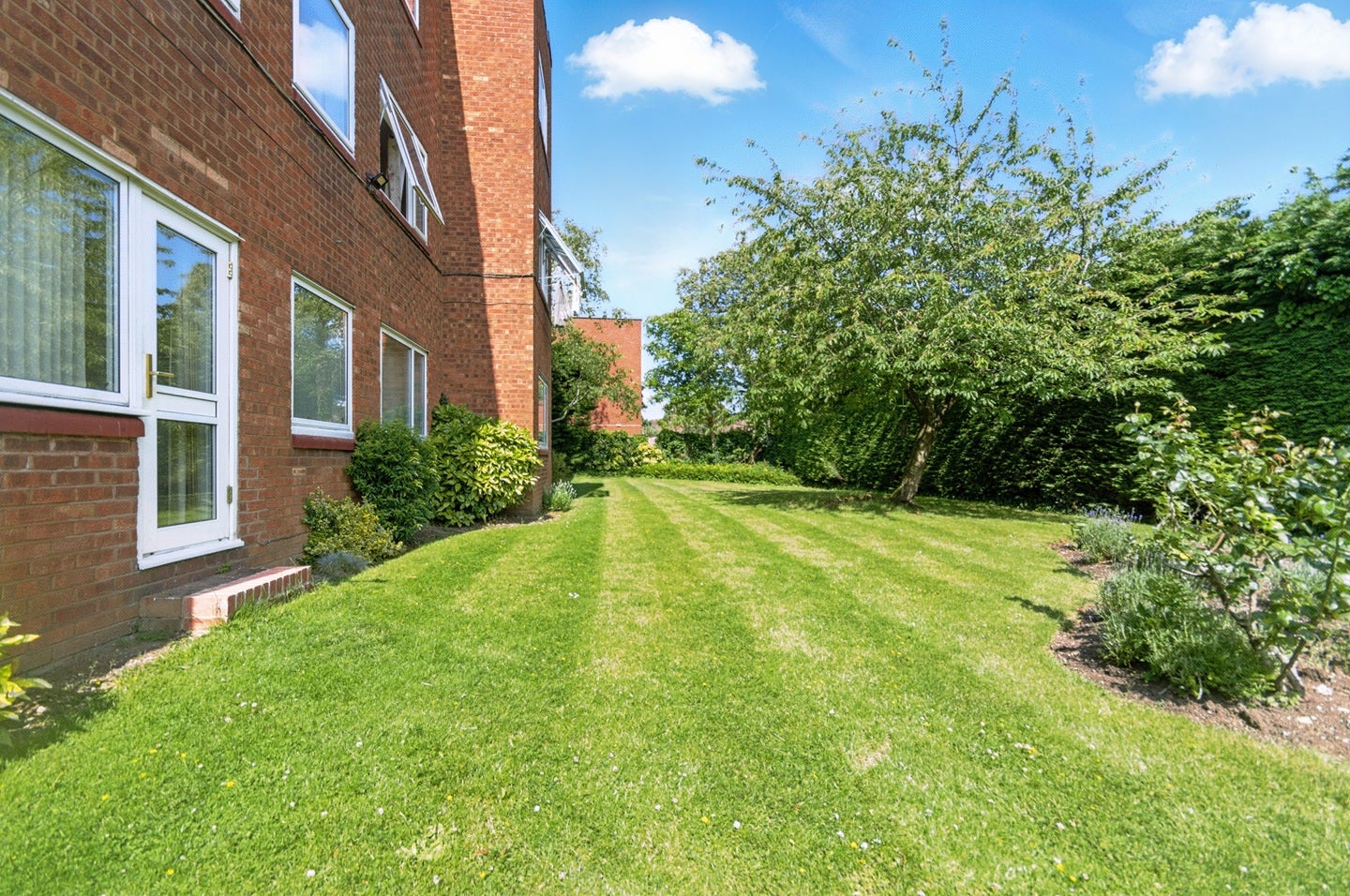 Flat Hendon Lane in Greater London