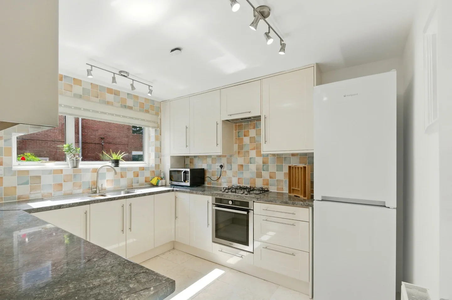 Flat Hendon Lane in Greater London