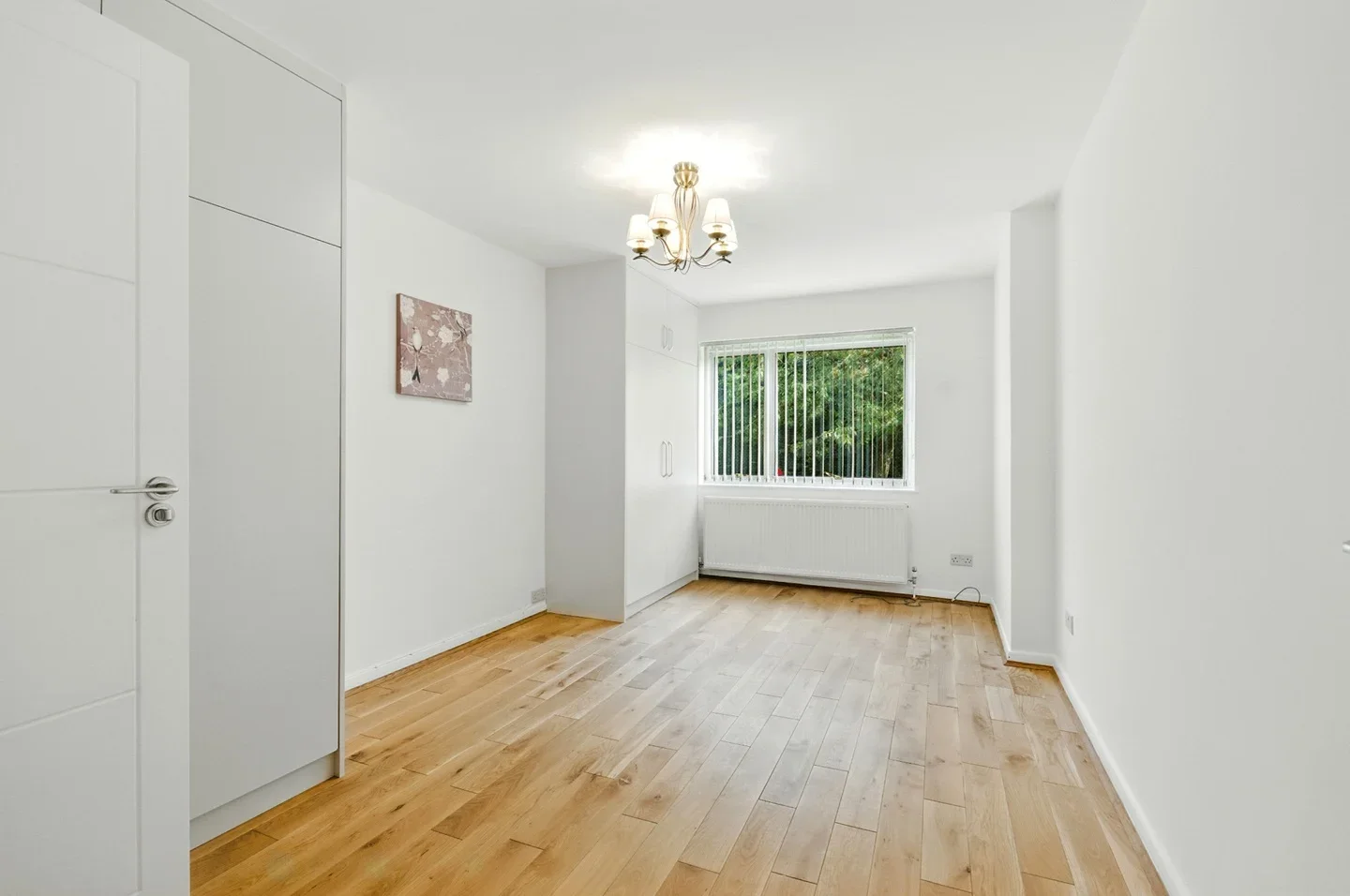Flat Hendon Lane in Greater London