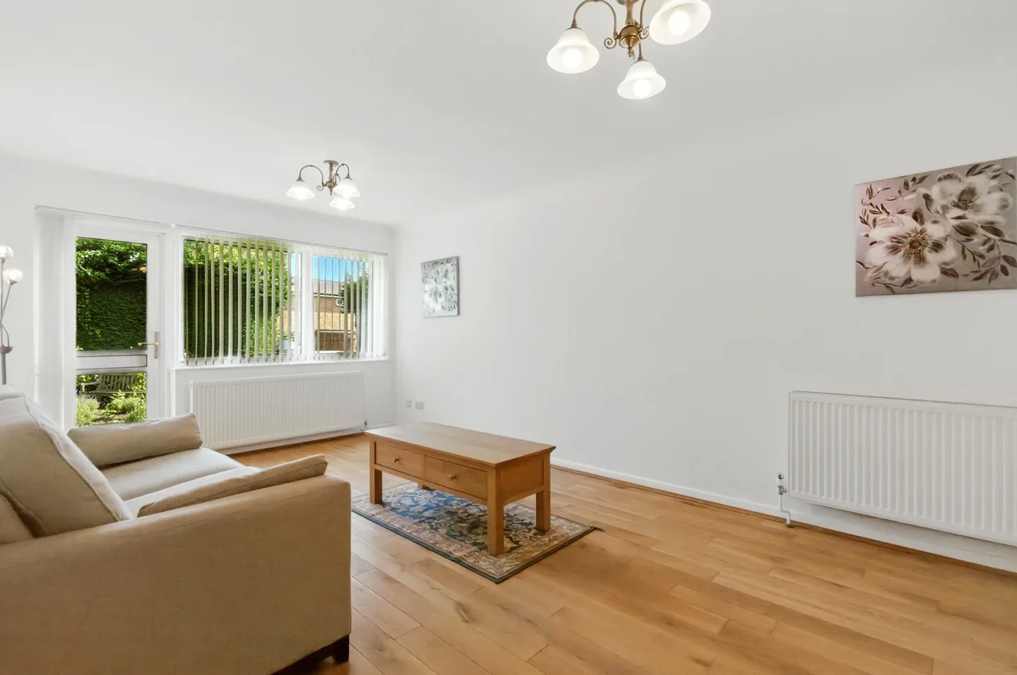 Flat Hendon Lane in Greater London