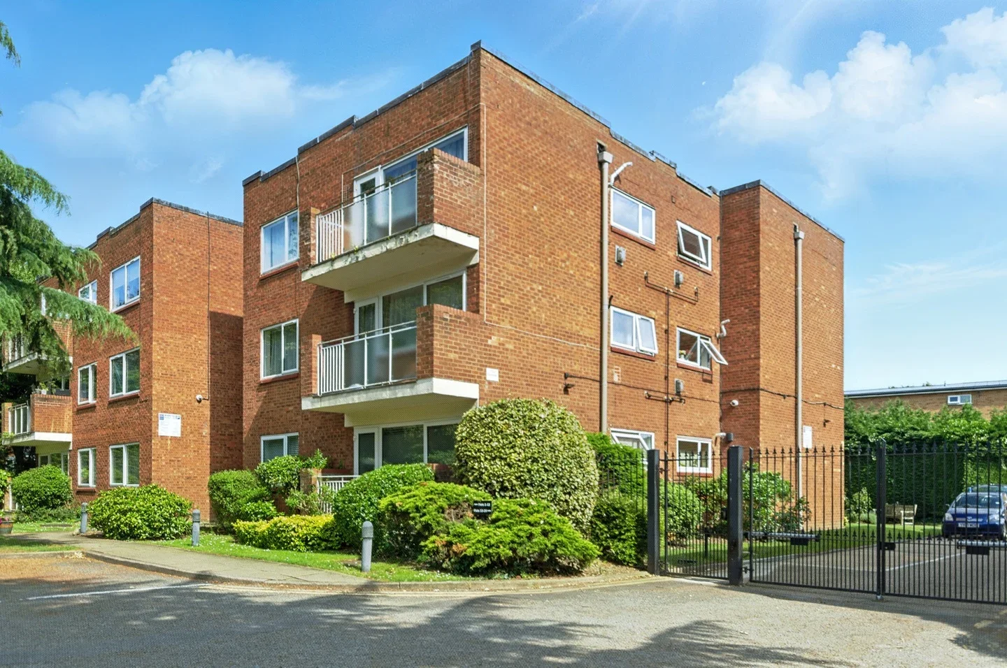 Flat Hendon Lane in Greater London