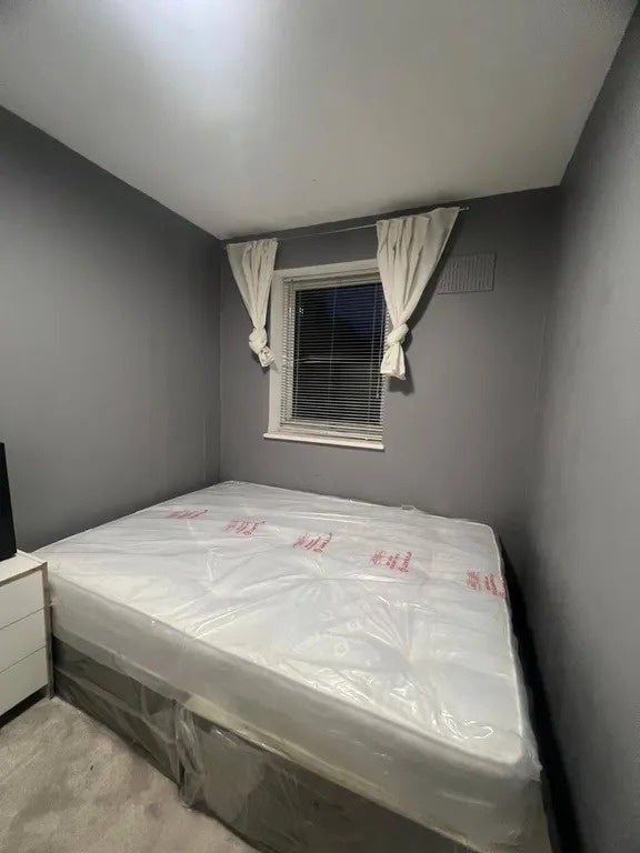 Room Evergreen Way in Greater London
